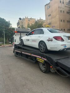 גרר אדיר מספק שירותי גרירה לרכב פרטי גרר